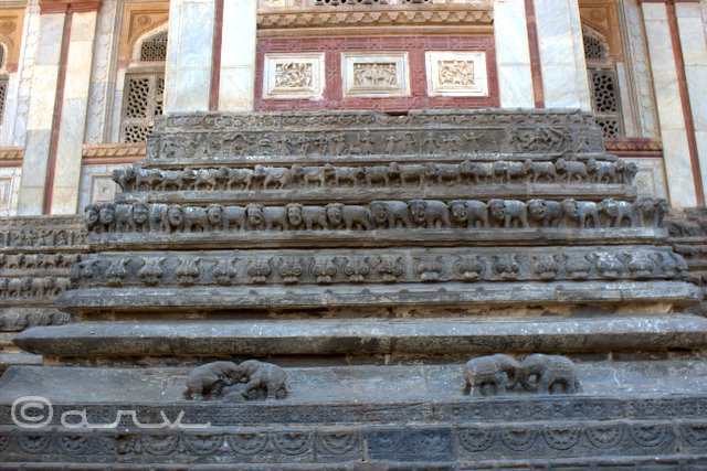 pedestal at jagat shiromani temple