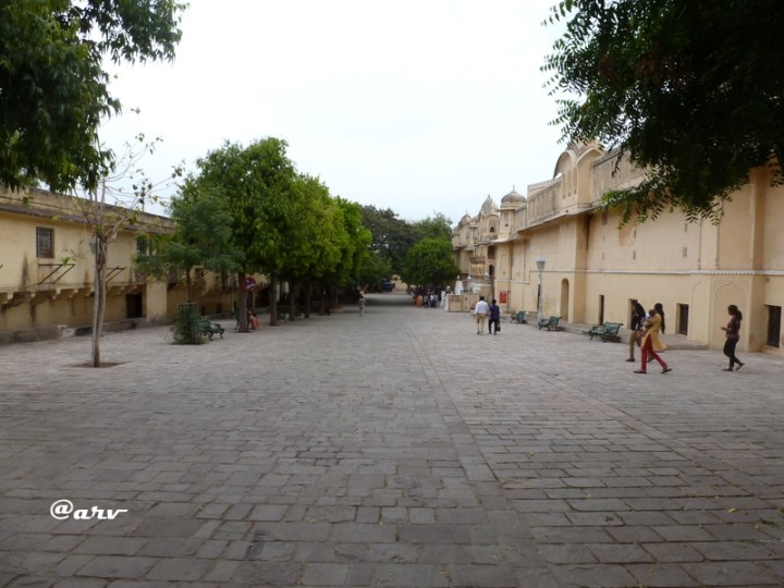 goverdhan nathji temple jaipur at hawa mahal complex
