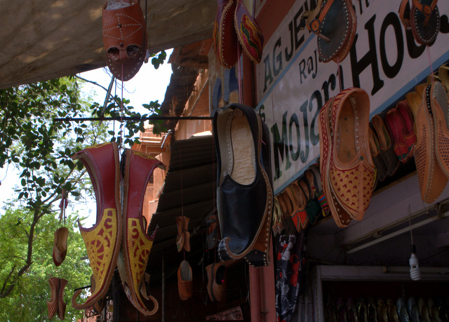 handmade-jaipuri-juttis-mochadis-sirehdyodi-bazaar-hawa-mahal-jaipur