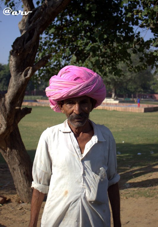 gardener-at-ramniwas-garden-albert-hall-museum-jaipur