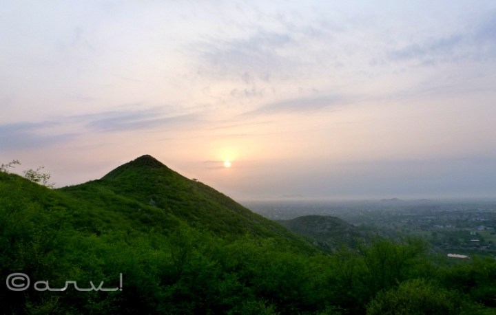 hiking_in_jaipur_hills