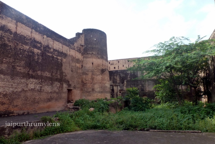 inside-achrol-fort-ruins-jaipur