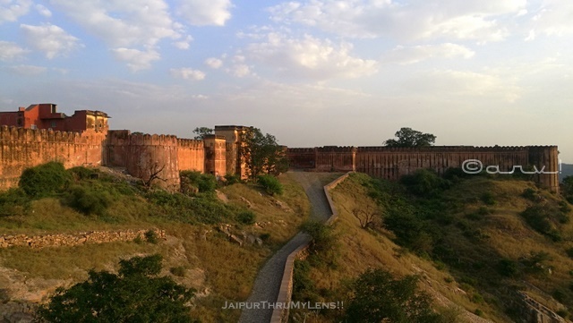 jaigarh-fort-to-amer-fort-road-from-distance