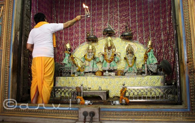 aarti-in-temple-ramchandraji-temple-jaipur