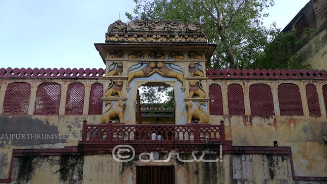 beautiful-entrance-gate-jaipur-pratapeshwar-temple-mandir-lion-motif-sawai-pratap-singh-jaipurthrumylens