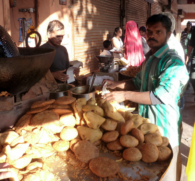 kachori-pakode-in-jaipur-food-walk