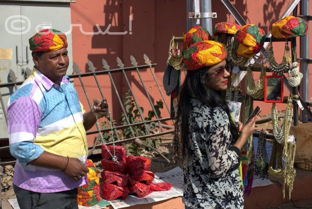 seller-outside-jaipur-literature-festival-2016-ZEEJLF-diggi-house-turban-pagdi