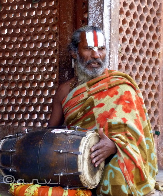 sadhu-baba-yogi-singer-in-jaipur-temple-weekly-photo-challenge-dance-jaipurthrumylens