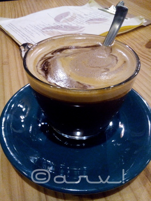 enjoying-best-cup-of-coffee-at-curious-life-coffee-jaipur-review-by-jaipurthrumylens