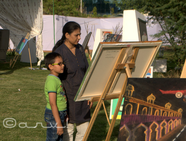 visitors-at-painting-exhibition-by-cartist-jaipur