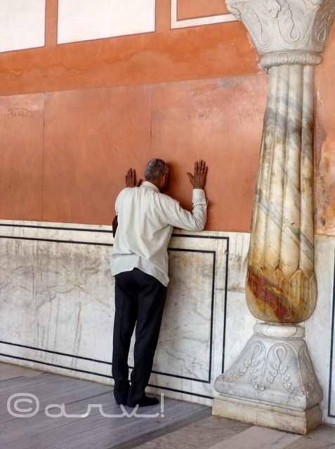 devotee-worshipping-at-govind-devji-temple-in-jaipur