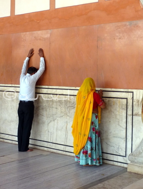 devotees-at-govind-dev-ji-temple-in-jaipur