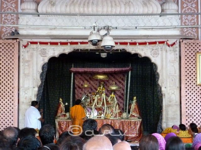 govind-dev-ji-mandir-temple-jhanki-darshan-tuime-table