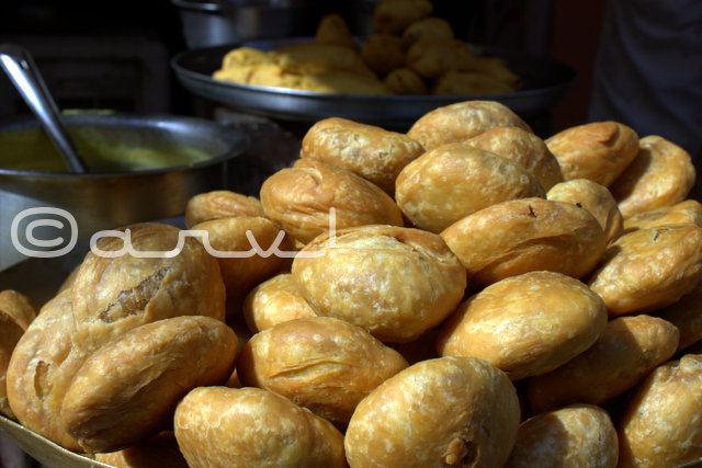 must-eat-food-kachoris-chatni-in-jaipur-walled-city-rajasthan-india