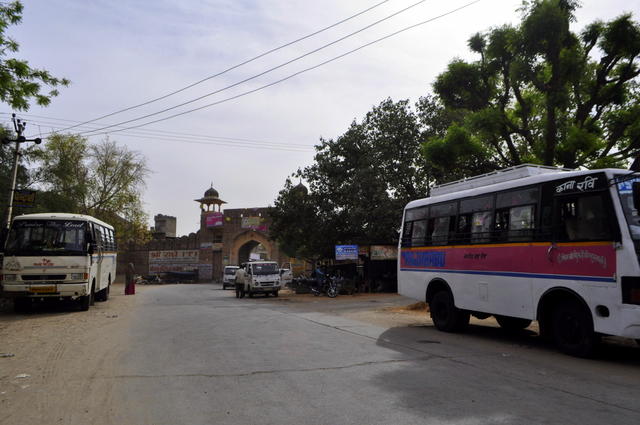 picture-naila-village-road-entrance-rajasthan