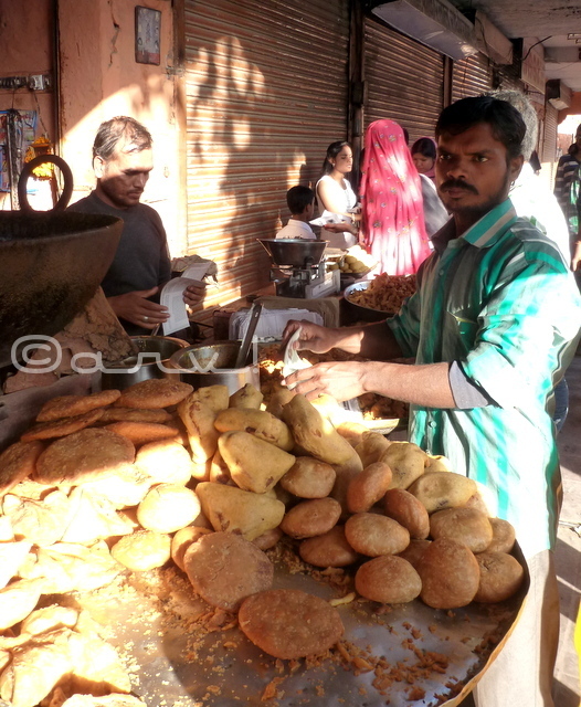 street-food-jaipur-dal-pyaaz-kachori-mirchi-bada-walled-city-food-tour-blog-on-jaipur