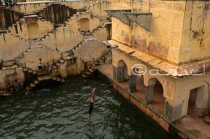 boys-jumping-water-baori-jaipur-panna-meena-kund-amber-amer-jaipurthrumylens-saavan