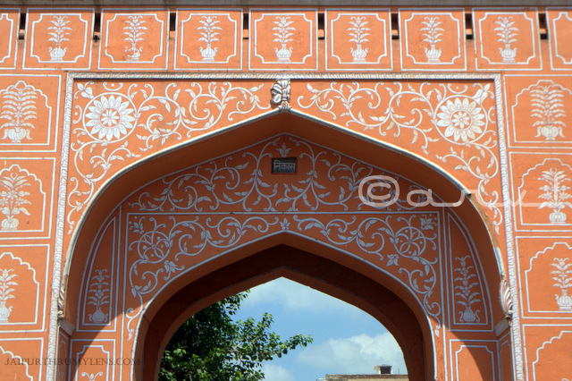 history-of-jaipur-city-gates-sanganeri-gate-floral-motifs-jaipurthrumylens