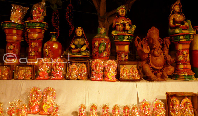 kumhaar-potters-selling-on-street-during-jaipur-diwali-celebration