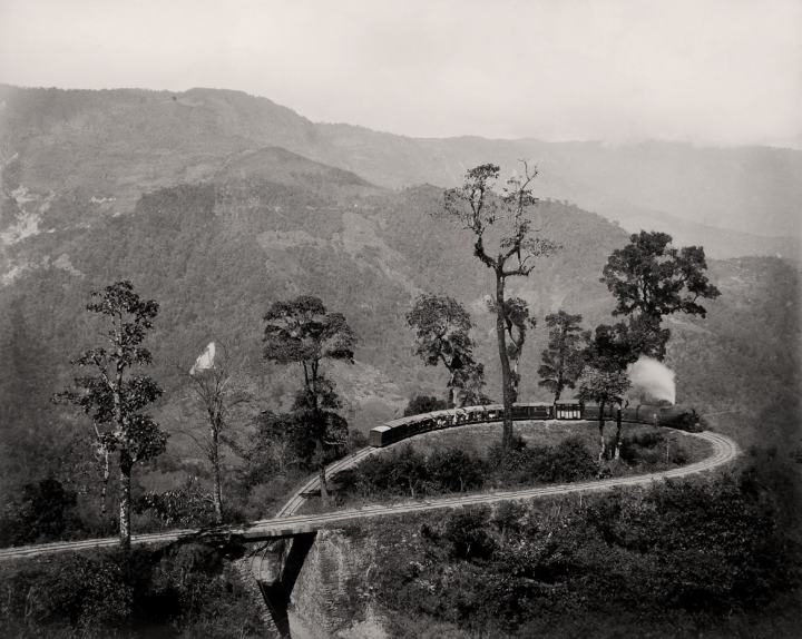 darjeeling-train-vintage-picture-by-samuel-bourne