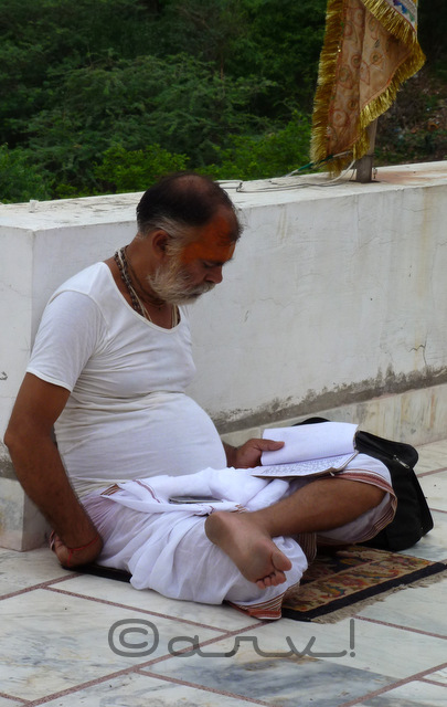 priest-praying-reciting-chants-shlokas-khol-ke-hanumanji-temple-jaipur-weekly-photo-challenge-wordpress