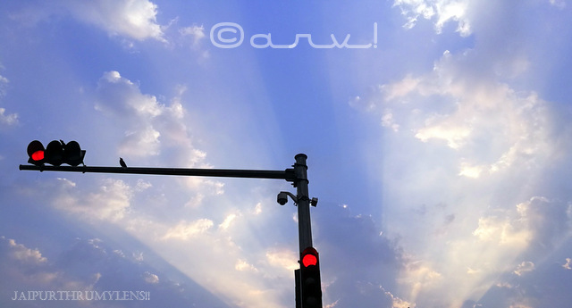skywatch-friday-sunrays-clouds-in-jaipur-traffic-light-lampost-jaipurthrumylens