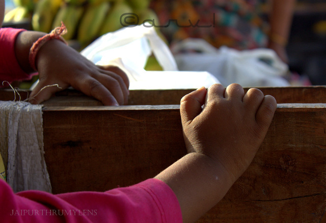 child-hands-fruit-seller-thela-photo-walk-photography-jaipurthrumylens