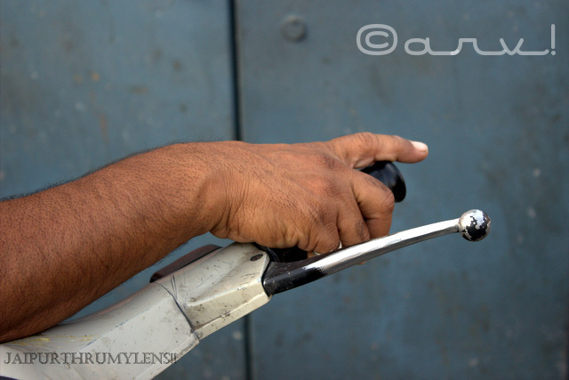 hand-on-two-wheeler-handle-jaipur-market-photo-walk-photography-jaipurthrumylens