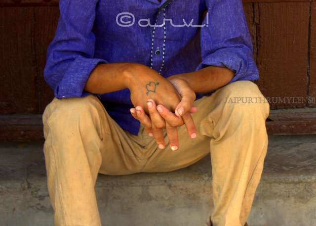 man-hand-crossed-jaipur-bazaar-photo-walk-photography