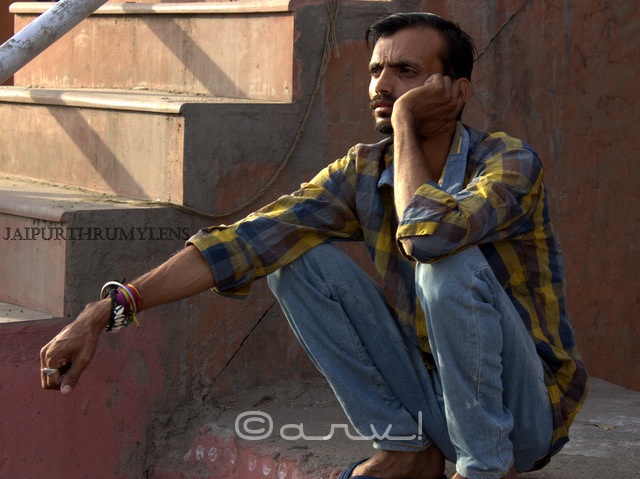 man-sitting-in-jaipur-bazaar-jaipur-photo-walk