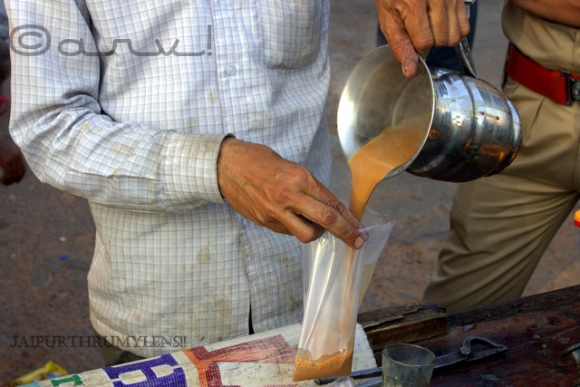 pouring-tea-seller-thela-cart-jaipur-bazaar-photography-walk