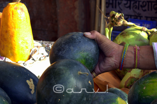 water-melon-hands-fruit-seller-choti-chaupar-photo-walk-photography-jaipurthrumylens