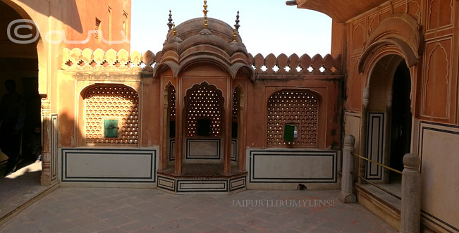 chhatri-lattice-jali-at-hawa-mahal-jaipur-tourist-attraction