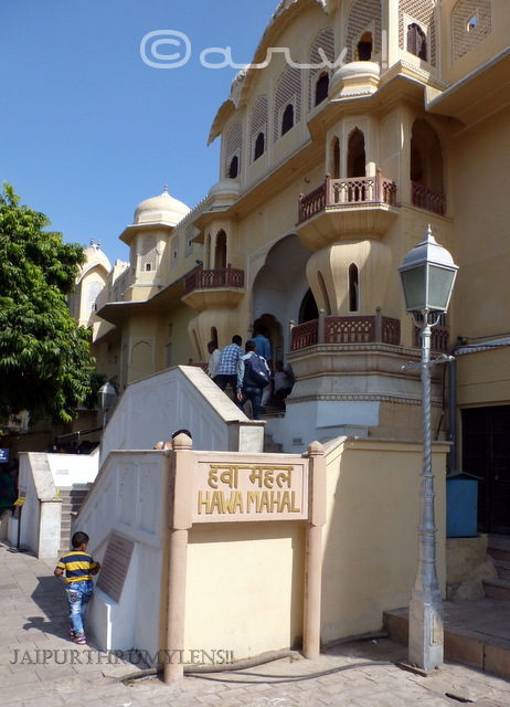 entrance-gate-hawa-mahal-jaipur-tourist-attraction