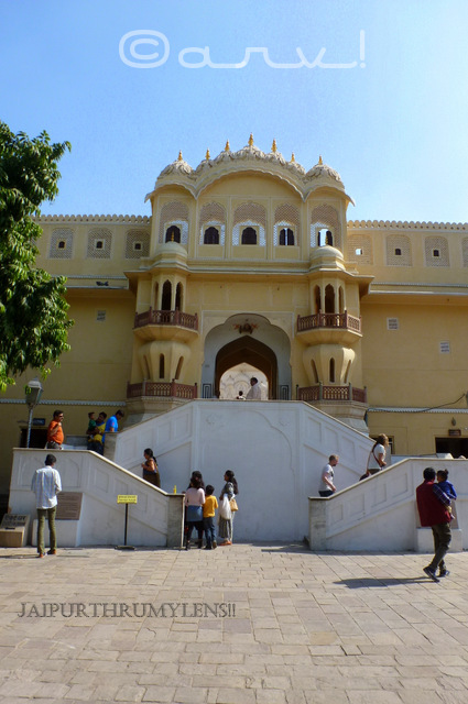 entry-gate-hawa-mahal-jaipur