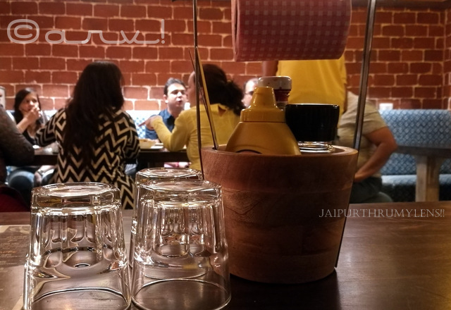 friends-enjoying-at-the-feast-cafe-jaipur-review-malvia-nagar