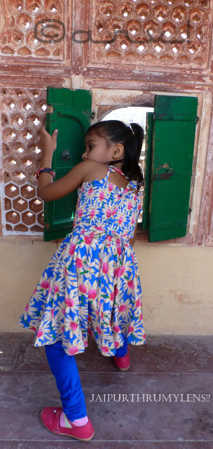 girl-peeping-through-hawa-mahal-window-jaipur