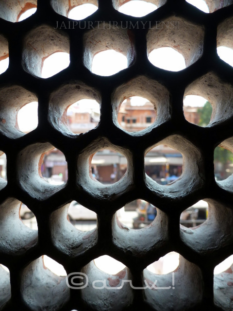 honeycomb-grill-jali-hawa-mahal-view-of-jaipur-market