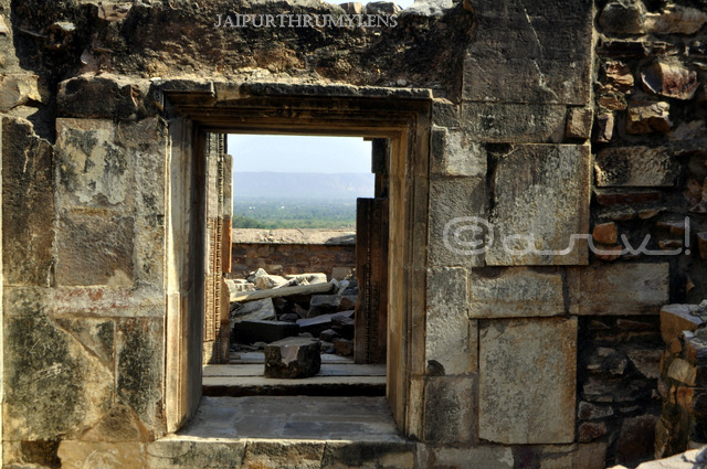 inside-haunted-bhangarh-ka-kila-fort-india-picture