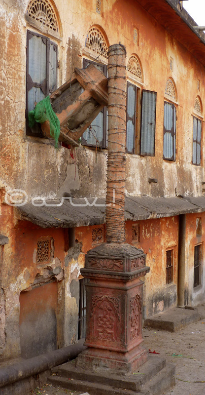 broken-heritage-street-light-post-jaipur-india