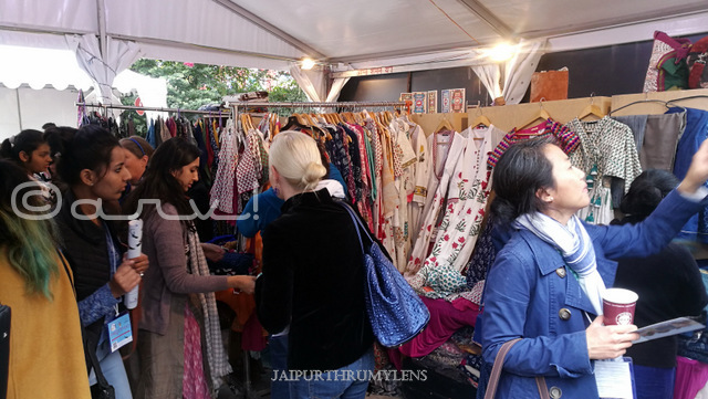 women-shopping-bazaar-jaipur-literature-festival-hotel-diggi-palace