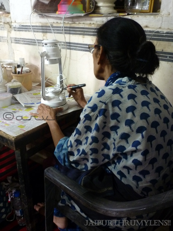 artist-painting-by-hand