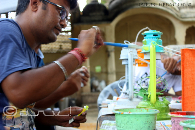 jaipur-artist-painting-with-hand
