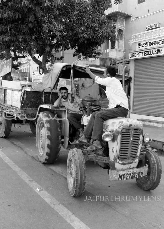 jaipur-street-photography-men-on-tractor-monochrome