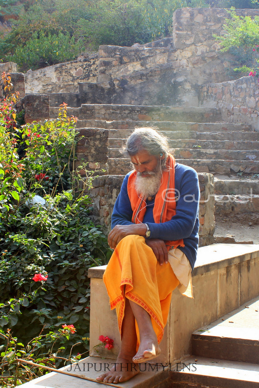 modern-hindu-sleeping-sadhu-galtaji-jaipur-rajasthan