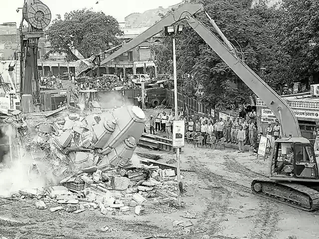 chhoti chaupar demolition of temples by jaipur metro.jpg