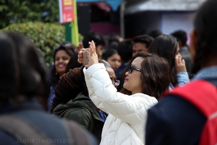 girl-clicking-picture-jaipur-literature-festival-crowd