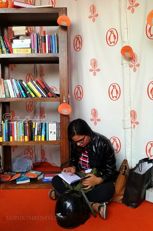 girl-reading-book-in-jaipur-literature-festival-penguin-india