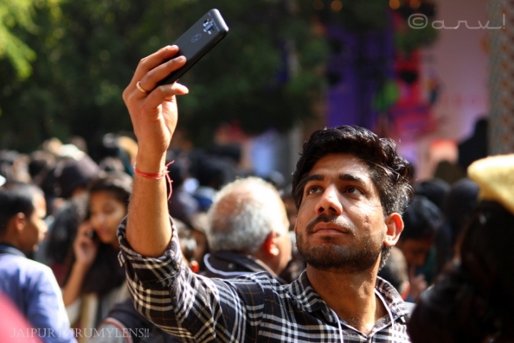 jaipur-literature-festival-man-clicking-selfie-crowd