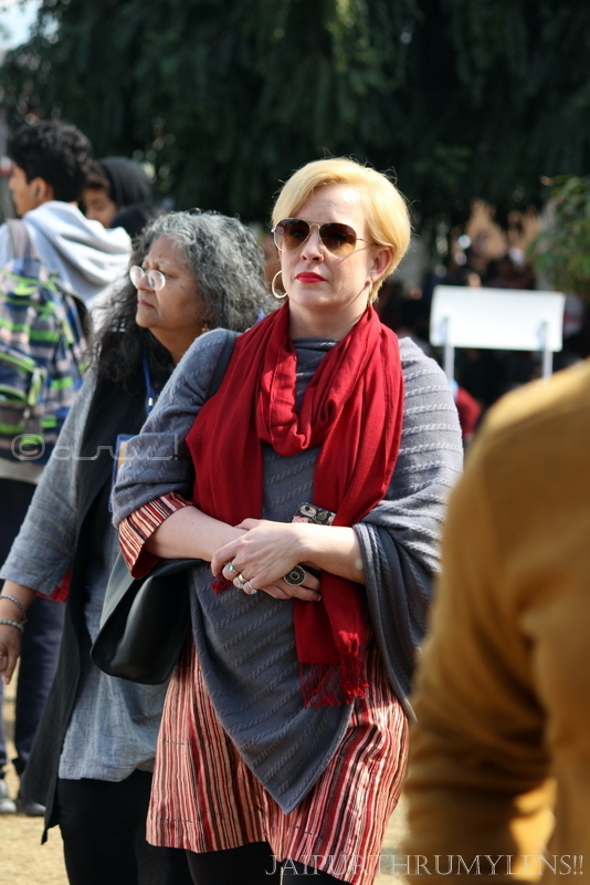 lady-in-red-fashion-jaipur-literature-festival-people